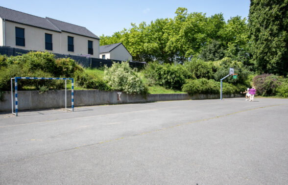 Terrain de handball : accès PMR Terrain de basketball : accès PMR