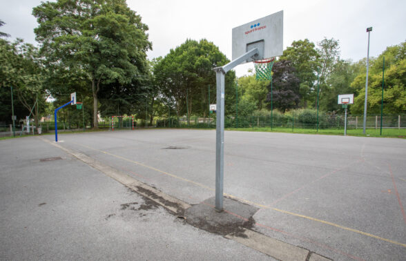 Terrain de handball : accès PMR Terrain de basketball : accès PMR