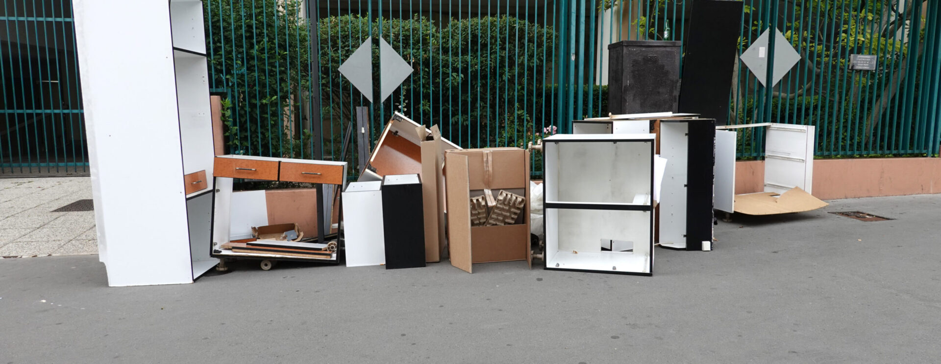 Dépôt sauvage dans la rue