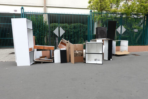 Dépôt sauvage dans la rue