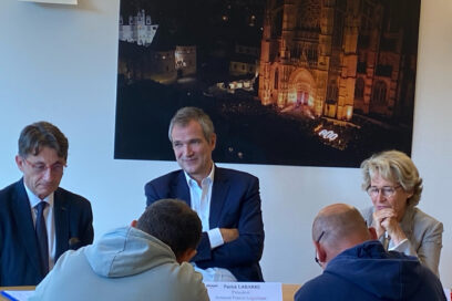 Franck Pia, maire de Beauvais, Patrick Labarre, président d'Amazon France Logistique, et Caroline Cayeux, présidente de la Communauté d'Agglomération du Beauvaisis, en conférence de presse. - Agrandir l'image, fenêtre modale