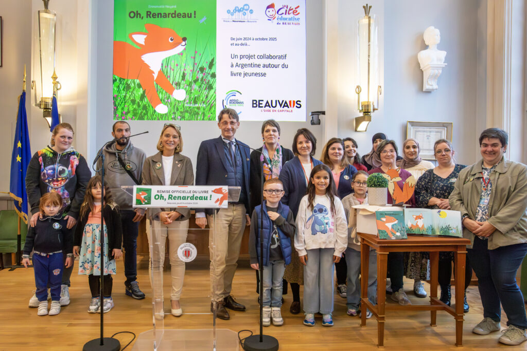 Remise officielle du roman jeunesse Oh, Renardeau ! dans les salons de l'hôtel de ville, le jeudi 9 octobre 2025. - Agrandir l'image, fenêtre modale