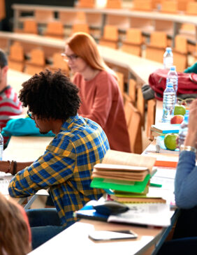 Des étudiants à l'université, sur les bancs de l'université
