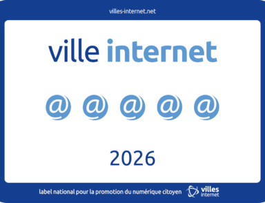 Logo officiel du label national "Ville Internet" pour l'année 2026, affichant la distinction maximale de cinq arobases. L'image comporte la mention "label national pour la promotion du numérique citoyen" et renvoie vers le site villes-internet.net.