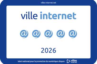 Logo officiel du label national "Ville Internet" pour l'année 2026, affichant la distinction maximale de cinq arobases. L'image comporte la mention "label national pour la promotion du numérique citoyen" et renvoie vers le site villes-internet.net. - Agrandir l'image, fenêtre modale