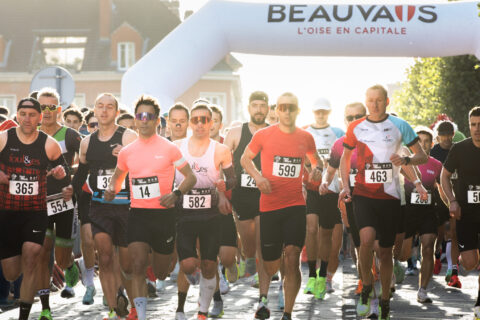Photo de la transquar, plusieurs coureurs au départ de la course