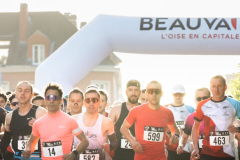 Photo de la transquar, plusieurs coureurs au départ de la course