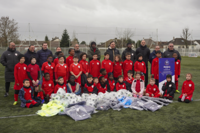 Jeunes de l'asbo qui pose avec l'équipement après le prix Label FFF - Agrandir l'image, fenêtre modale