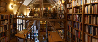 L’association PROFONDHIS, installée à Troussures, l’un des hameaux d’Auneuil, a été créée pour promouvoir et valoriser le patrimoine local, qu’il s’agisse du bâti, du mobilier, des savoirfaire, de l’environnement ou des arts. Fonctionnant sur le principe des tiers-lieux, ses activités sont multiples et complémentaires.