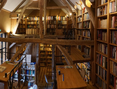 L’association PROFONDHIS, installée à Troussures, l’un des hameaux d’Auneuil, a été créée pour promouvoir et valoriser le patrimoine local, qu’il s’agisse du bâti, du mobilier, des savoirfaire, de l’environnement ou des arts. Fonctionnant sur le principe des tiers-lieux, ses activités sont multiples et complémentaires.